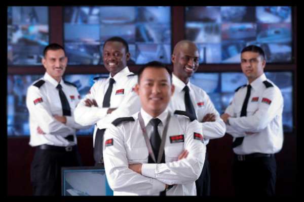 What training do security guards have to do in UAE before getting the job?